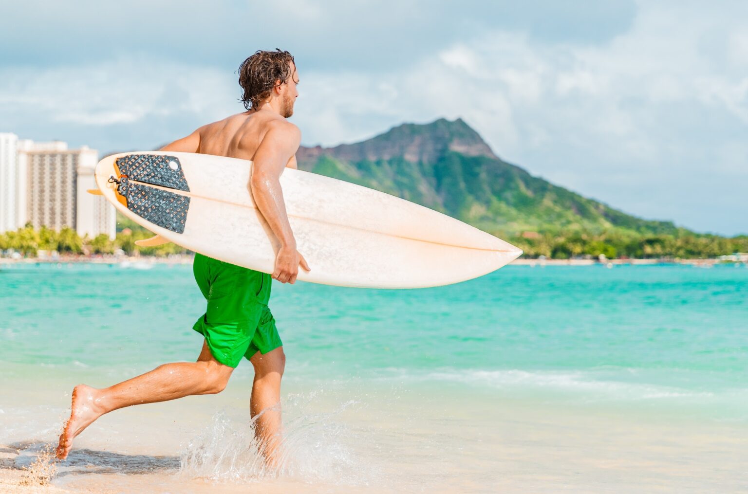 10 Incredible Oahu Surf Spots for Riding Waves & Fun Spectating  Cuvee